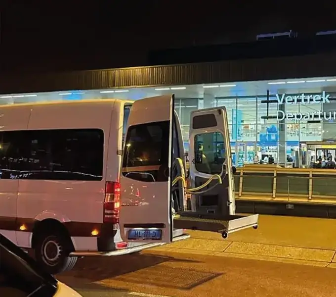 Rolstoelbus bij Schiphol voor reizigers uit Capelle aan den IJssel